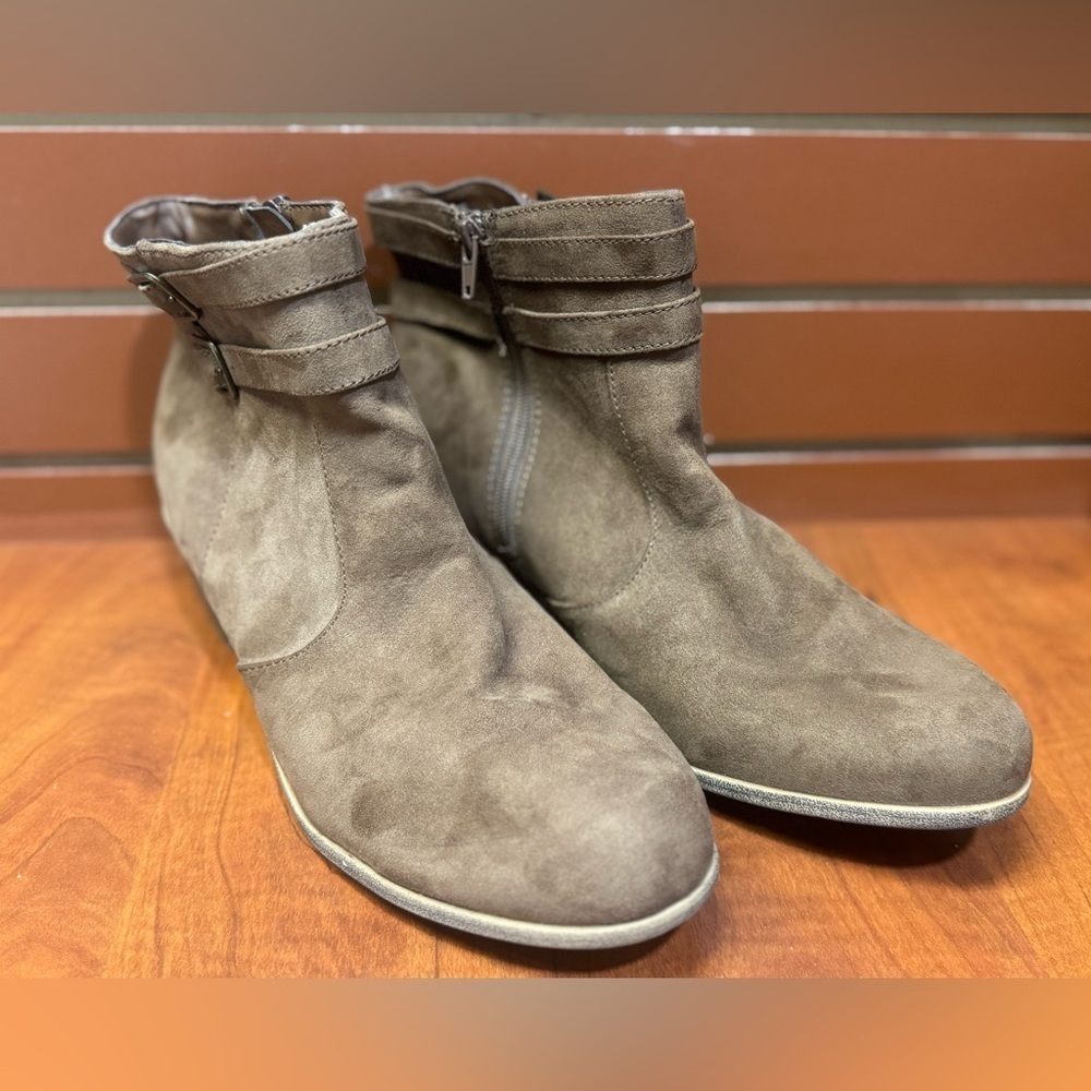 American Eagle Outfitters Brown Suede Boots